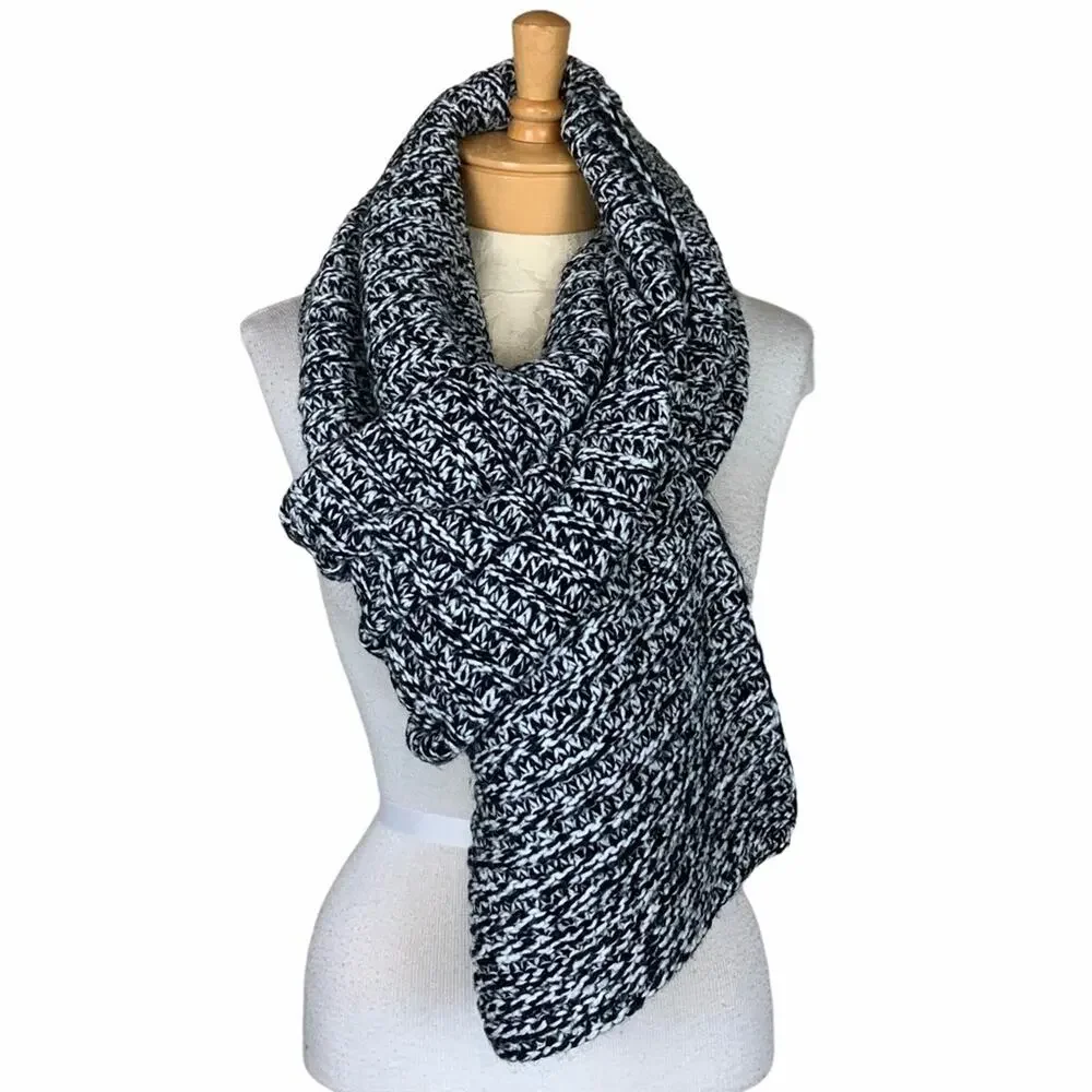 FRAAS Crocheted Scarf Black and White Marled